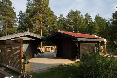 Timber cottages with jacuzzi and sauna near lake Vänern