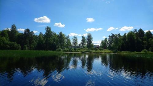 Nettes Ferienhaus in Ulricehamn mit Garten, Terrasse und Grill