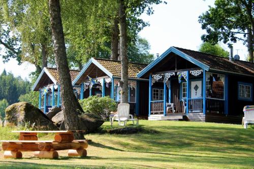 Ferienbungalow mit Kamin und möblierter Terrasse, die Seeblick bietet