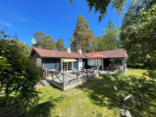 Schönes Ferienhaus in Mönsterås mit Garten, Terrasse und Grill