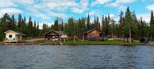 LAKESIDE AURORA CABINS